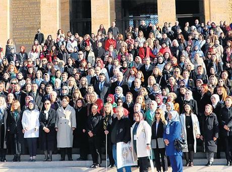 Kadınlar Ata’nın huzuruna çıktı