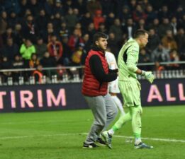 Galatasaray maçında sahaya taraftar daldı: Muslera’yla fotoğraf çekilmek isteyince tepki gördü