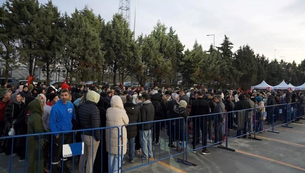 İstanbul’da bin liralık alışveriş çeki için çadır kurdular