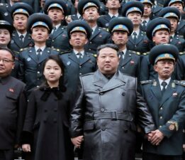 Kuzey Kore savaşta: Kim Jong Un askerleri bizzat denetliyor!