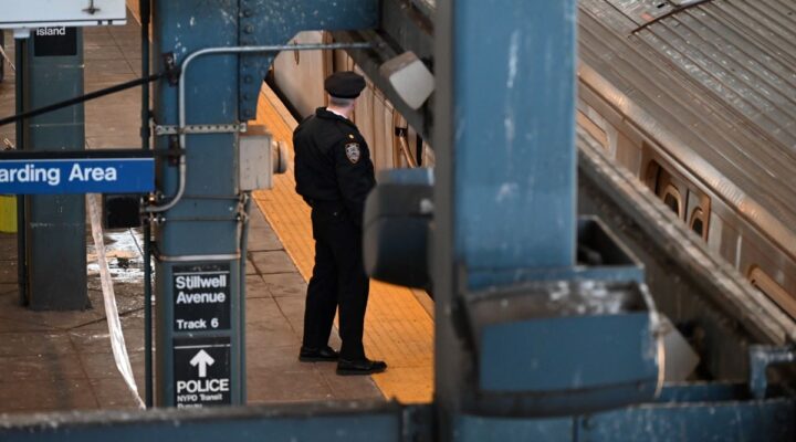 New York metrosunda korkunç olay: Vagonda uyuyan kadını ateşe verdi