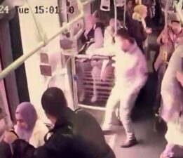 Rögar kapağı metrobüsün camını kırdı, yolcu yola düştü