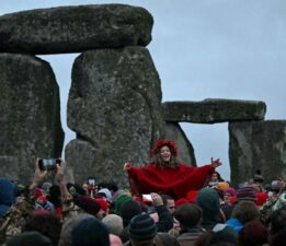 Stonehenge’de tarihi kutlama: Binlerce kişi kış gündönümünü selamladı!